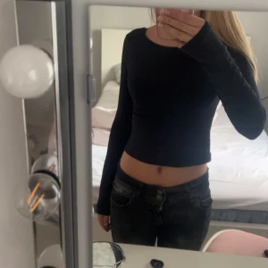 Svart/blå croppad långärmad topp - Säljer en svart/mörkblå, croppad långärmad topp med rund halsringning. Materialet känns mjukt och stretchigt, troligen bomull eller polyesterblandning. Skriv vid frågor💕