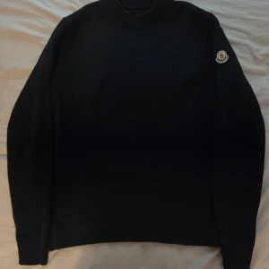 Moncler tröja - Fin stilren stickad moncler tröja med diskret logo på armen, passar alla tillfällen och den är använd 1 gång helt ny, pris kan diskuteras vid snabb affär.