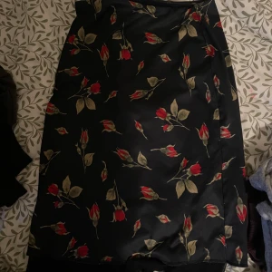 En svart och en blommig kjol - Jag säljer två kjolar för 30kr
