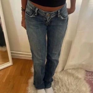 Levi’s Low Waist - Midja rakt över: 36cm  Innerbenslängd: 77cm  Jättebra skick men tyvärr har de blivit försmå för mig!💓 Priset kan diskuteras vid snabb affär!