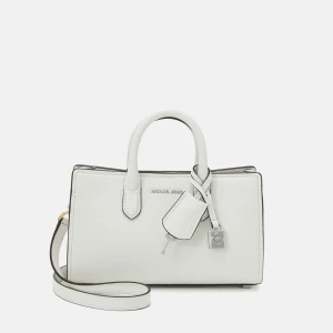 Vit handväska från Michael Kors - Snygg vit handväska från Michael Kors i stilren design med silverdetaljer och avtagbar axelrem. Väskan är tillverkad i skinn och har både handtag och axelrem för flexibel användning. Perfekt för dig som gillar klassiska och trendiga accessoarer. Har använts fåtal gånger köpt för 5000 säljer den pågrund av att den har tappat lite färg under men något som ej syns så mycket.