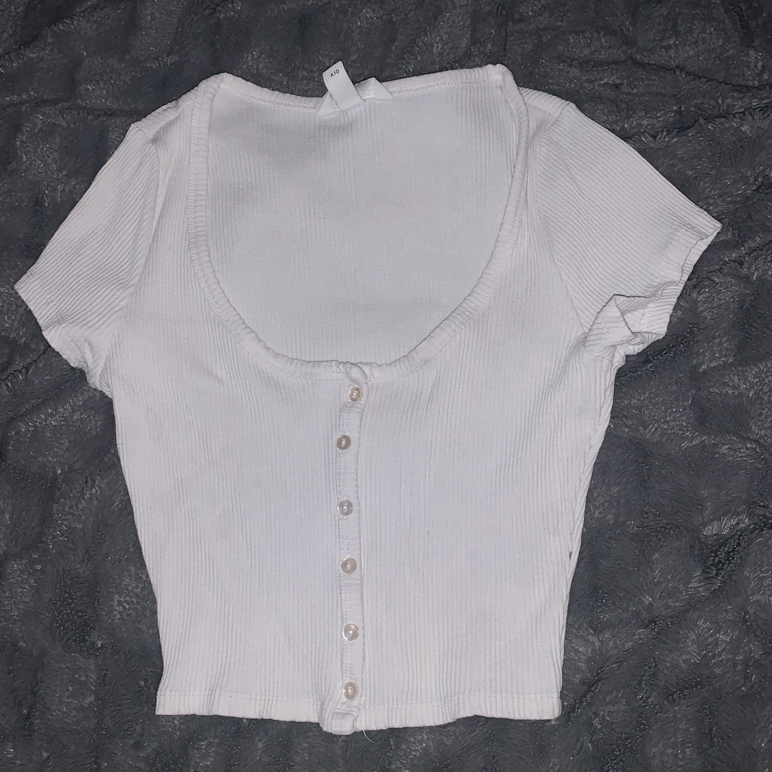Vit croppad ribbad topp med knappar