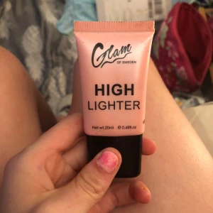 Highlighter från Glam of Sweden - Flytande highlighter i en söt rosa tub på 20 ml från Glam of Sweden. Ger en snygg glow till ansiktet och är lätt att applicera tack vare den smidiga förpackningen. Perfekt för att framhäva kindben och ge huden extra lyster.
