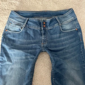 Lågmidjade Jeans  - Raka lågmidjade jeans i storlek L, kan även passa M💕Midjemåttet är 40cm och innerbenslängden är 76cm