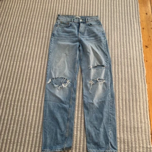 Ljusblå fina jeans med hål - Säljer ett par ljusblå jeans med raka ben och snygga slitningar över knäna. Jättesköna jeans men dem har tyvärr blivit för små. Sparsamt använda. Storlek 36/s❤️hör av dig vid frågor eller fler bilder💞