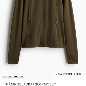 Olivgrön träningsjacka - Sportig olivgrön träningsjacka  med hel dragkedja, två fickor med dragkedja och tumhål i ärmsluten. Jackan är tillverkad i mjukt syntetmaterial och har en clean, slim passform som passar perfekt till träning utomhus.