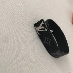Louis Vuitton svart armband i skinn - Svart slim armband med hög kvalitet och i jättebra skick pris kan diskuteras 