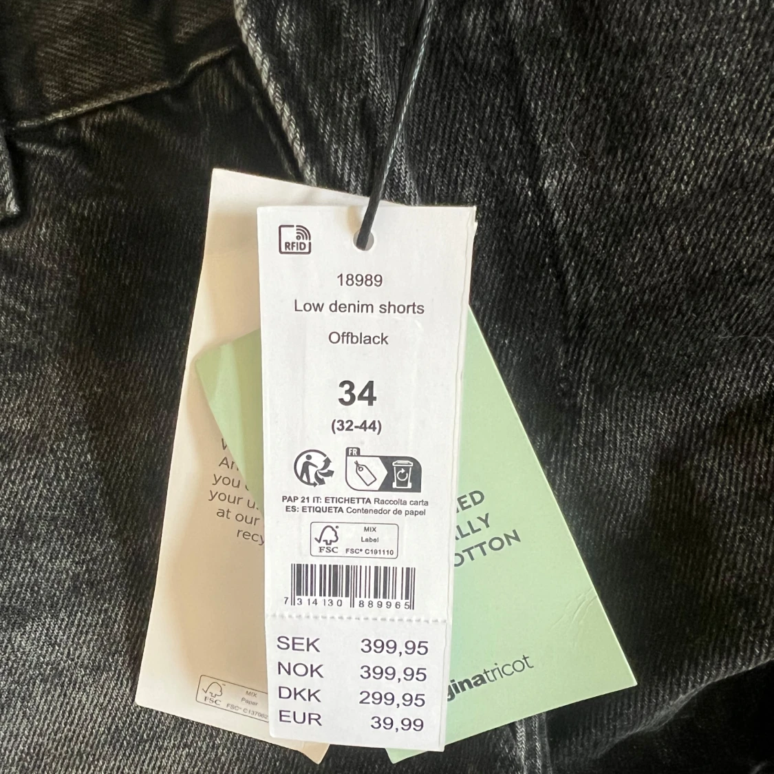 Svarta low waist jeansshorts Gina Tricot