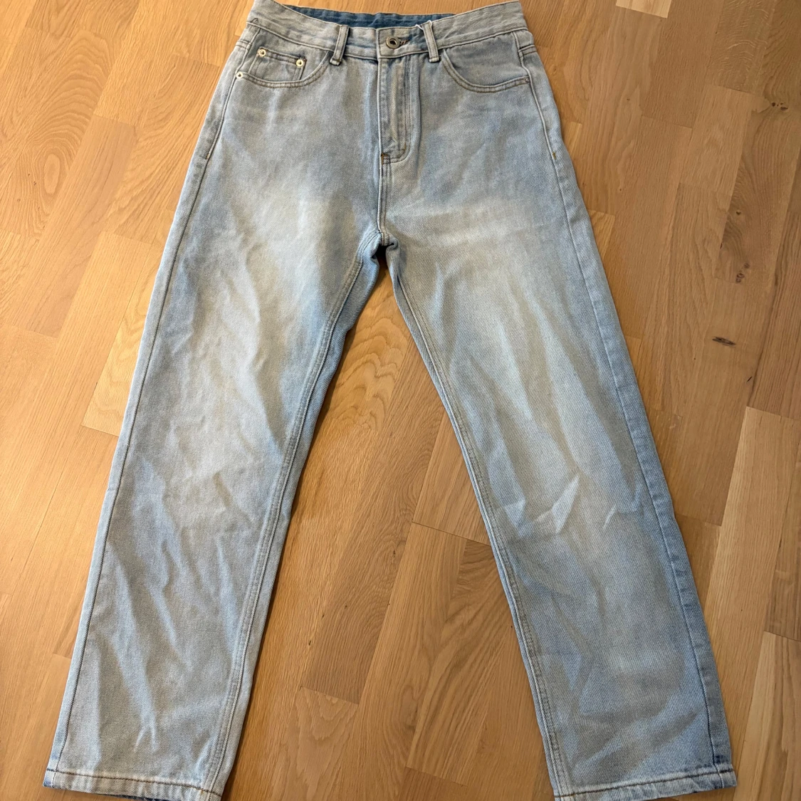 Ljusblå raka jeans