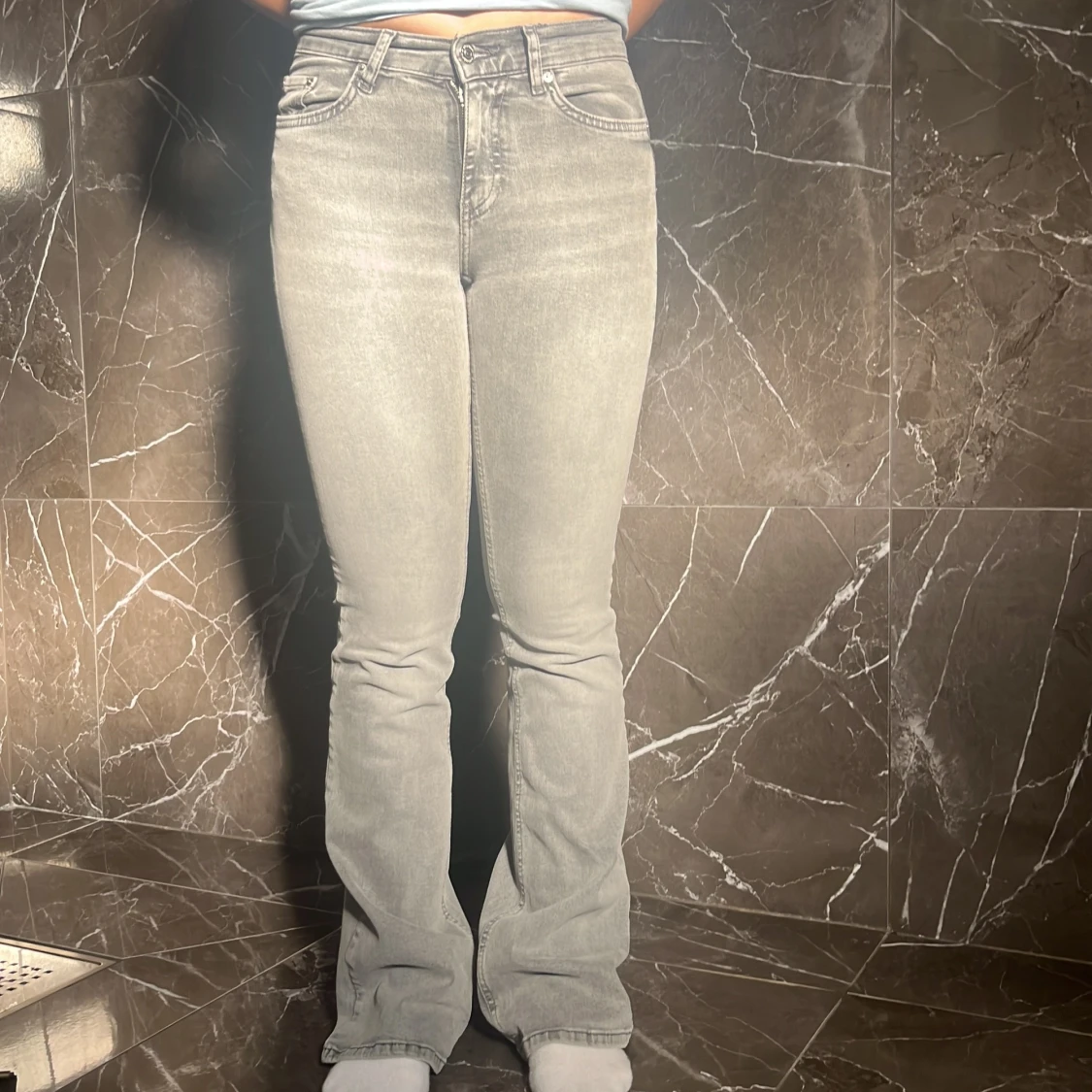 Grå bootcut jeans från Gina Tricot  - 1