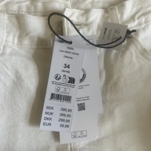 Vita denimshorts från Gina Tricot - Vita, lågmidjade denim shorts. Helt nya med prislapp kvar