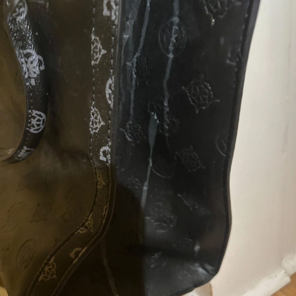 Svart handväska från Guess med mönster - 3