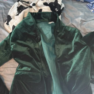 Jacka i stolek xs  - En fin grön jacka med krage och fickor jackan är från Loavies och är endast andvänd en gång!!! hade den i julas när jag var utklädd till en nisse 