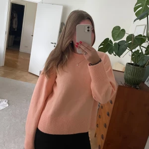 rosa stickad tröja från &otherstories 🦩 - Persikofärgad tröja från &otherstories 🍑Nyskick med prislappen fortfarande kvar, storlek S. Köpt för 550kr, men tröjan är nu slutsåld. Älskar färgen och passformen men har ingen användning för den tyvärr så därför säljer jag! 😚