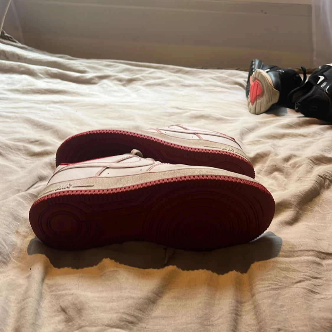 Nike Air Force 1 vit/röd sneakers - 1