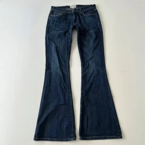 Lågmidjade jeans - Säljer dessa lågmidjade bootcut jeans som jag köpte på Vinted men som tyvärr inte passade. De är w28               Innerbenslängden- 85cm, midjemåttet rakt över 39cm              OBS INTE MINA BILDER