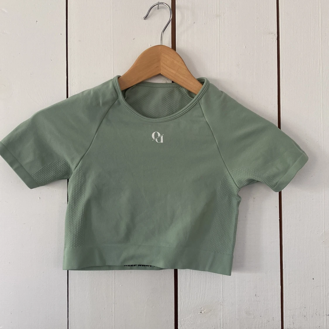 Grön croppad träningstopp own|u