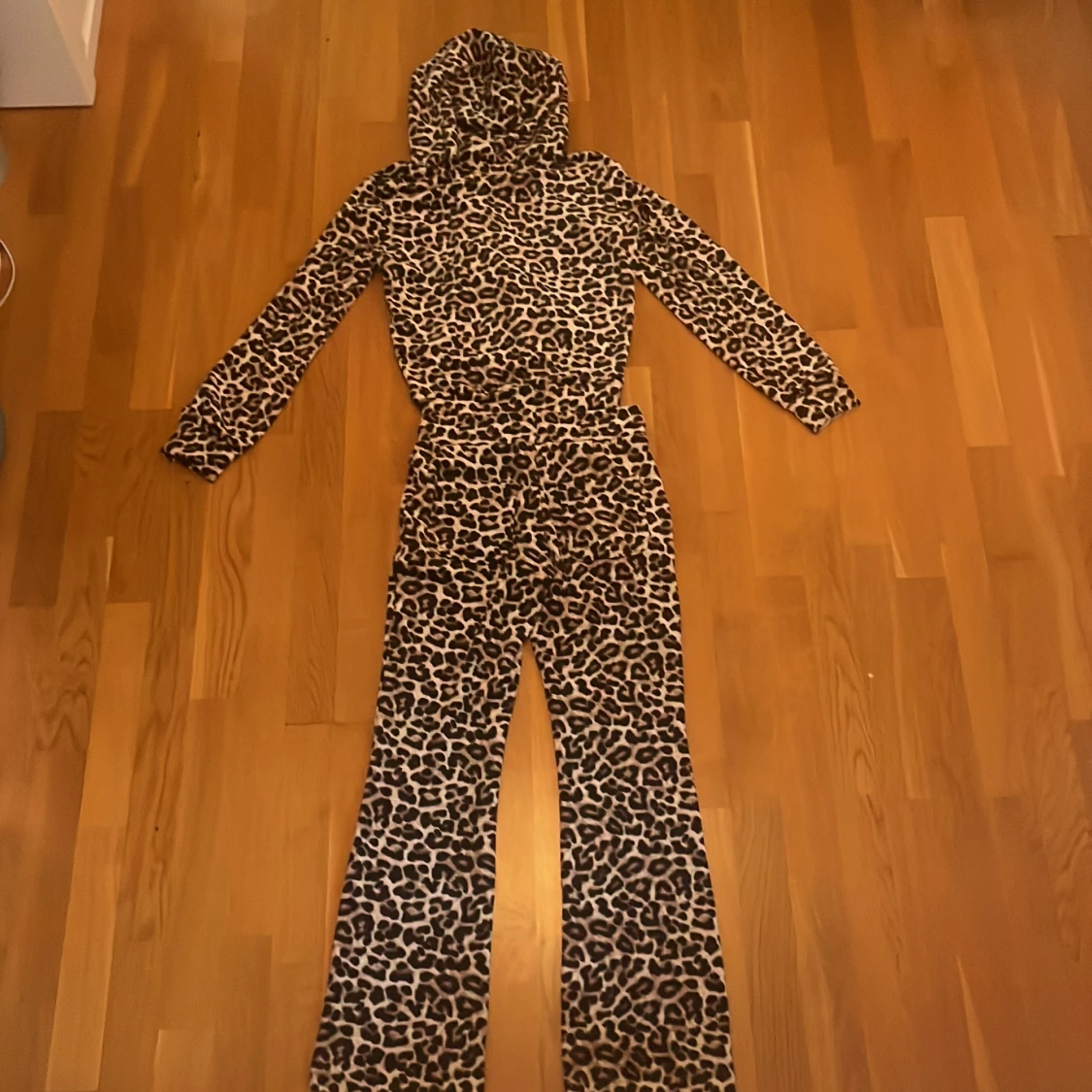 Leopardmönstrad hoodie och mjukisbyxa  från Lindex - 1