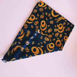Mörkblå scarf med gula cirklar - Snygg mörkblå halsduk med coolt gult cirkelmönster. Tunn och mjuk, perfekt att slänga över axlarna för en extra touch till outfiten. Fransen i kanterna ger en avslappnad vibe. Passar dig som gillar att sticka ut med accessoarer.  Helt skick dock små noppror