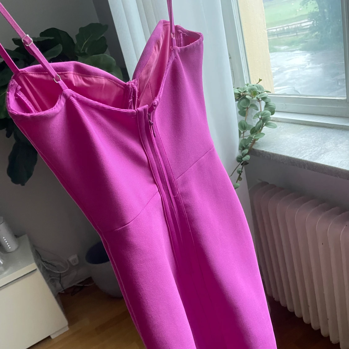Rosa tight midiklänning med smala band - 1