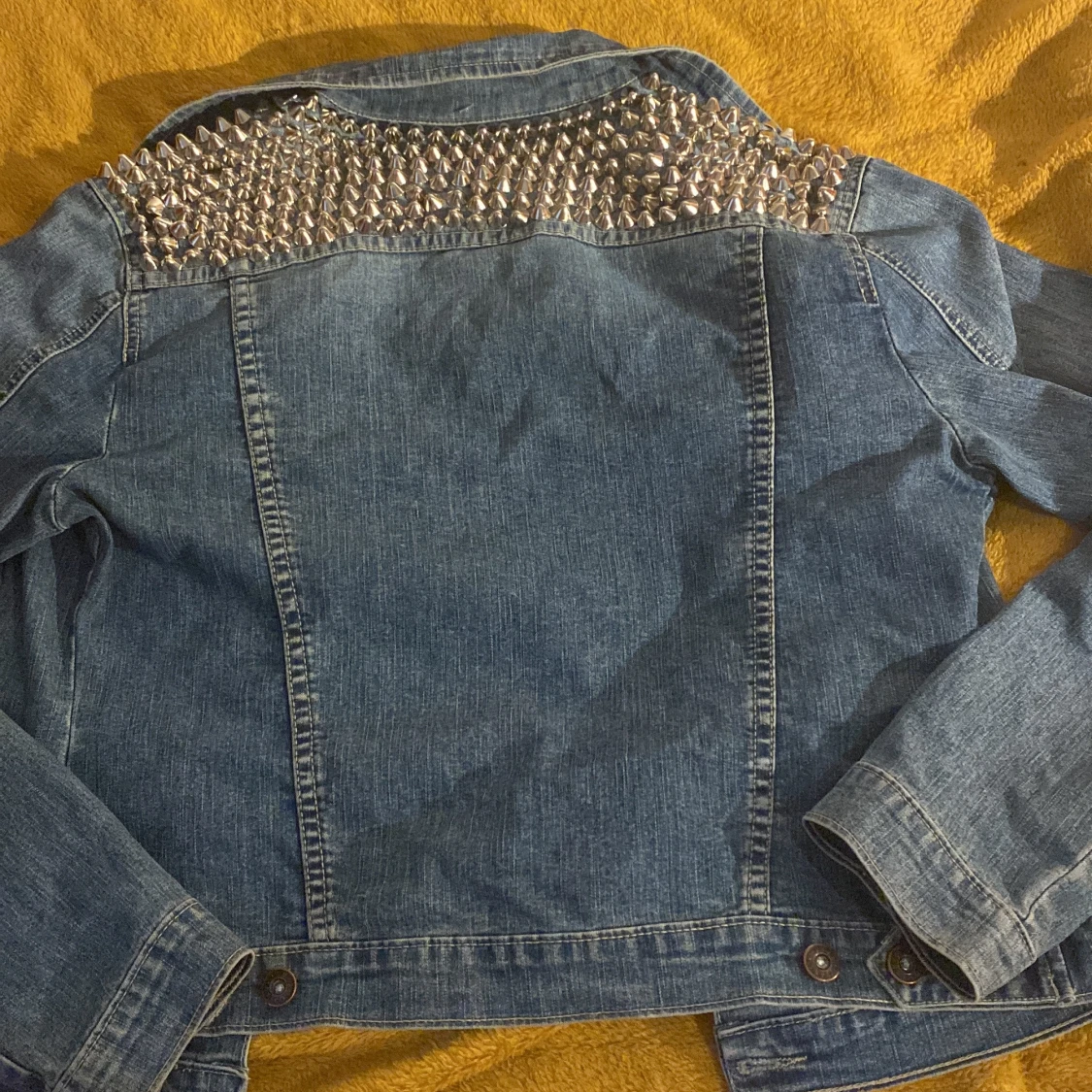 Jeansjacka med nitar från DS.JEANS - 2