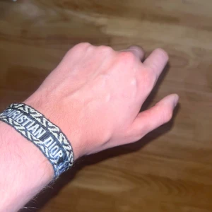 Christian dior armband - Väldigt feta och bra skick christian dior armband!!🔥skriv om ni har ytterligare frågor!