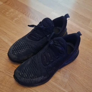 Svarta Nike Air Max 270 storlek 39-40 - Svarta Nike 270 i dåligt skick väldigt använda ett hål på inersidan av båda skorna och vänster skor trasig i tån sulorna är sönder och släpper ut luft kan laga innan jag skickar släpper billig 39 passar 40