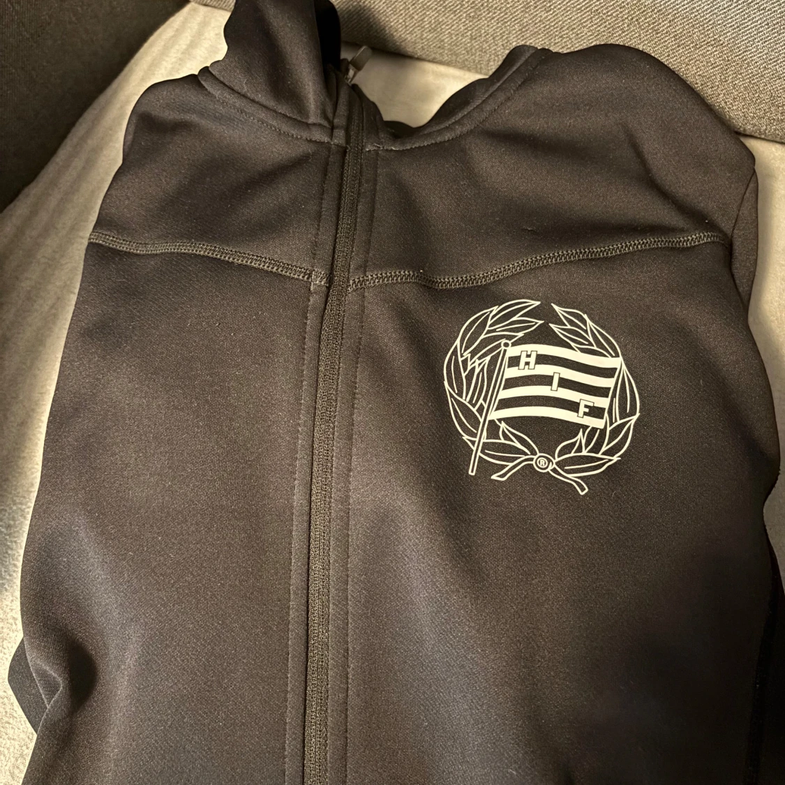 Svart sportig jacka med HIF-logga