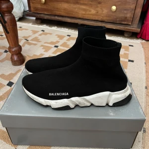 Balenciaga speed runner - Hej säljer mina balenciaga skor då jag inte använder dem längre, dem är väl använda och har inga håll. Dem är köpta för 7500kr på baleciagas officiella hemsida och jag säljer dem för 3500kr ( vid snabb affär kan vi diskutera priset) storlek 43