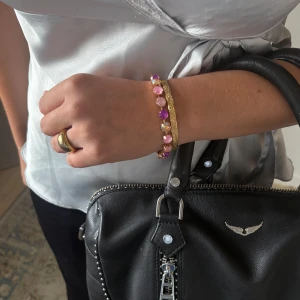 Aurora bracelet pink  - Armband med rosa kristaller i olika nyanser. Justerbart!🩷