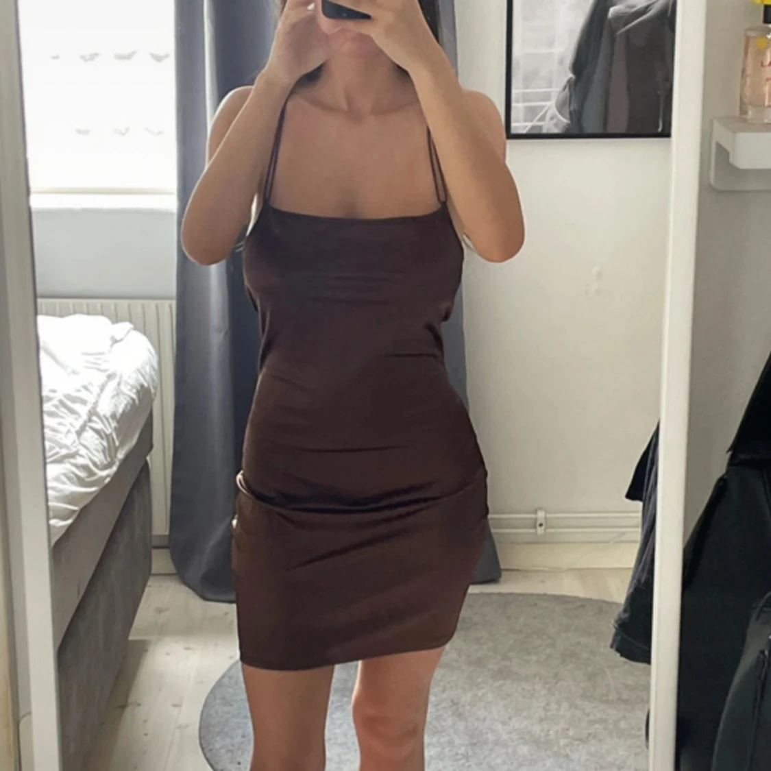 Brun satinklänning med smala band