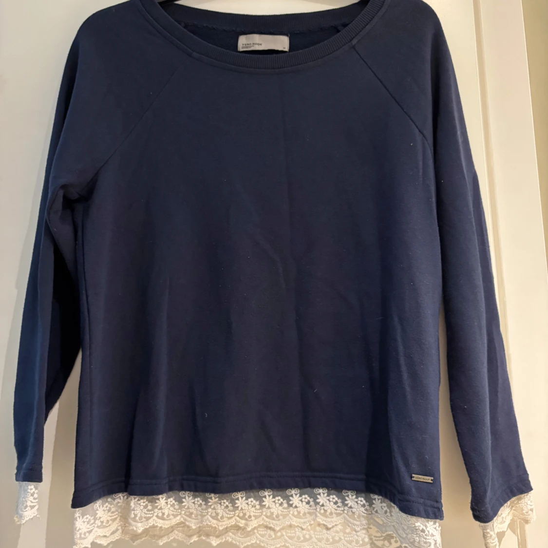 Mörkblå tröja med spets från Vero Moda