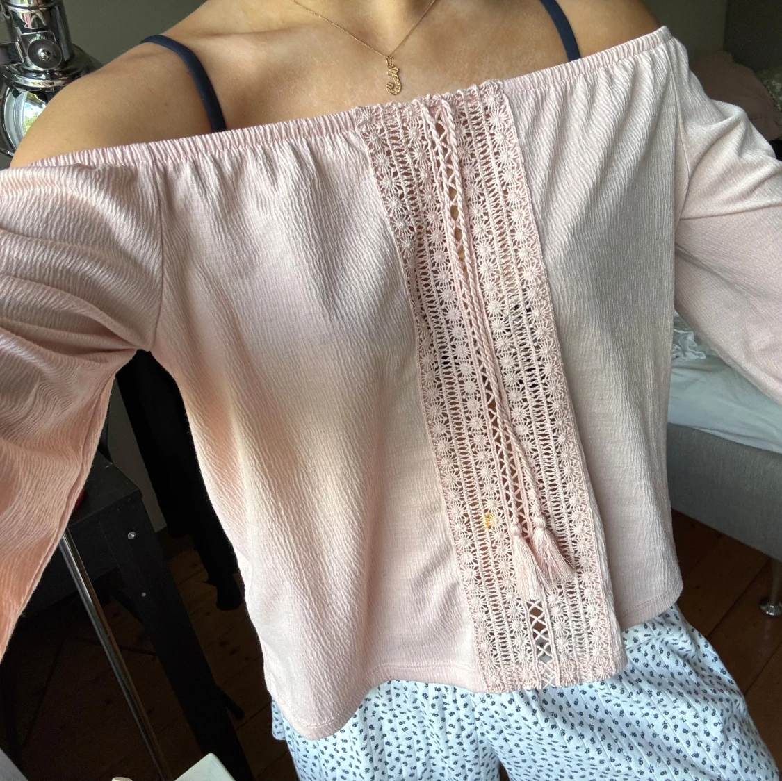 Ljusrosa offshoulder blus med spets - 3