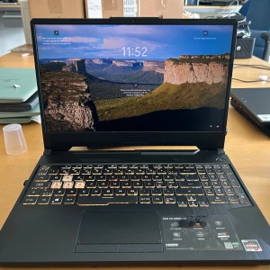 Asus TUF Gaming | Ryzen 5 | GTX 1650 | 16GB RAM | 1.26TB SSD - Säljer min Asus TUF Gaming Laptop som  fungerar utmärkt för både gaming och studier.  • Modell: Asus TUF Gaming (15,6 tum)  • Processor: AMD Ryzen 5 (4th gen)  • Grafikkort: NVIDIA GTX 1650 – 4GB                              VRAM  • RAM: 16 GB DDR4  • Lagring: 256 GB M.2 SSD (intern) +                  1 TB SSD (extern, medföljer)  • Operativsystem: Windows 11  • Skick: Fungerar bra, inga fel  En kraftfull och pålitlig laptop för spel, skola och vardag. Bra prestanda och extra lagring på köpet.