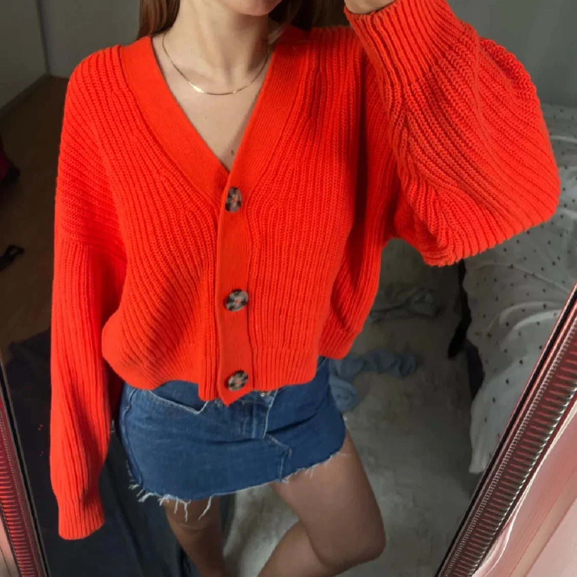Orange stickad kofta med stora knappar - 1