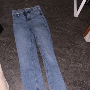 Ljusblå jeans från g perfect jeans - Ljusblå jeans från Gina tricot perfect jeans med raka ben och råa, fransiga benslut. Klassisk femficksmodell i denim med hög midja och normal passform. Perfekta för en chill och avslappnad look.