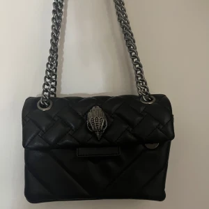 Kurt geiger liknande - Säljer min väska i nyskick. Liknar Kurt geiger. Pris kan diskuteras vid snabb affär. Ge ej prisförslag om du inte tänker köpa 