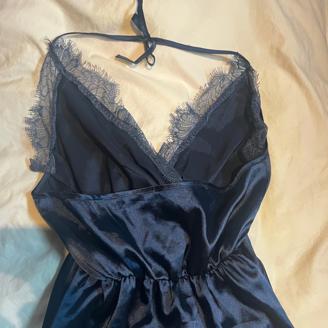 Mörkblå omlott topp med spets - 2