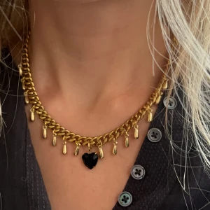 Halsband 45cm  - Handgjort halsband som liknar de från Maria Nilsdotter! Längd: 45cm. Jag kan göra halsbanden i både guld och silver så om du är intresserad av den andra färgen är det bara att höra av dig! Kan mötas upp i Stockholm eller frakta🙈 Skriv vid eventuella frågor!! Frakt: 22kr, spårbart: 63kr (VIA POSTNORD). ‼️Finns även på vinted, där kan man köpa via "köp direkt" (vinted namn:  aspir.e.anna ) ‼️