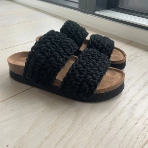 Svarta virkade sandaler - Endast använda en gång så jättefint skick🌸