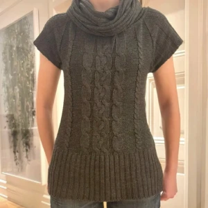 Stickad grå polo tröja - Jättesöt polotröja! Använd ca 3 gånger, därav mycket bra skick❣️
