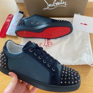 Christian Louboutin skor - Ett par fräscha och väldigt sällsynta louboutins. Inga defekter eller tecken på användning. Skolådan medföljer samt allt man får med i den. Det är bara att skriva ifall du har någon fråga! 🙏💫 