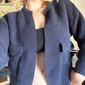 Mörkblå cardigan  - Inga knappar, tjock och fint material, typ lite cropped? alltså inte lång. Säljer för jag använder den inte. Ärmarna är lite korta för mig 