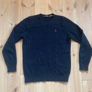 Ralph Lauren Knit Sweatshirt - 👕 Till salu: Stickad sweatshirt från Ralph Lauren  ✨ Näst intill nyskick 🔵 Färg: Mörkblå ❤️ Röd broderad logga 📏 Storlek: S