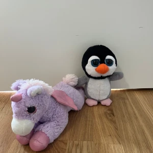 Gosedjur  - En lila enhörning och en pingvin med stora ögon. 15 kr styck eller båda för 25 kr. 📩 Skicka gärna ett meddelande vid frågor eller om du vill ha flera bilder! 🌸😊 📦 Jag skickar snabbt och packar alltid med omsorg!