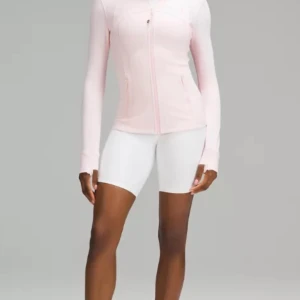 Lululemon rosa träningsjacka - Supersnygg ljusrosa träningsjacka från Lululemon med figurnära passform, långa ärmar och dragkedja framtill. Jackan har två fickor med dragkedja och är gjord i ett mjukt, stretchigt syntetmaterial som andas. Perfekt för gymmet eller powerwalks!
