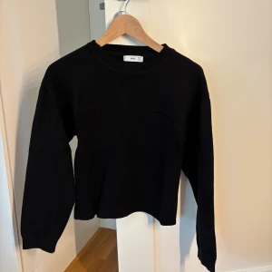 Svart stickad tröja från Mango - Stickad tröja från mango med detalj🤍