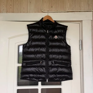 Moncler väst - En moncler väst som är köpt på Plick för nåt år sedan. Andvänd fåtal gånger, säljer den för att jag har en annan. Kvitto finns tyvärr inte därför kan jag inte garantera att den är äkta där av priset. Det finns en liten skroma på ryggen som knappt syns (sista bilden)