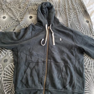 Mörkblå hoodie från Ralph Lauren - Mörkblå hoodie från Ralph Lauren storlek( L)med vit logga på bröstet