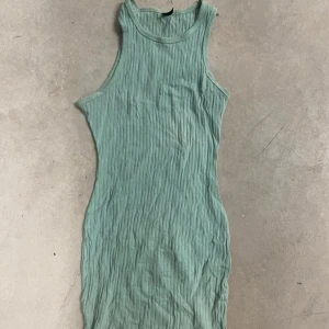 Ribbad mintgrön klänning från SHEIN - Säljer en ribbad mintgrön kortklänning från SHEIN i storlek XS. Klänningen är ärmlös med rund halsringning och har en tight passform. Perfekt för dig som gillar en enkel men trendig look.